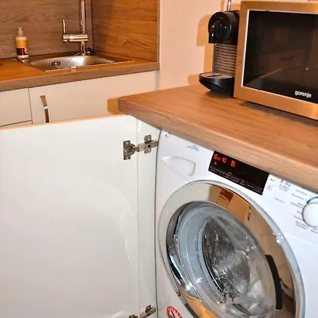 Bright And Cozy In A Quiet Area - Free Parking, Central Apartment